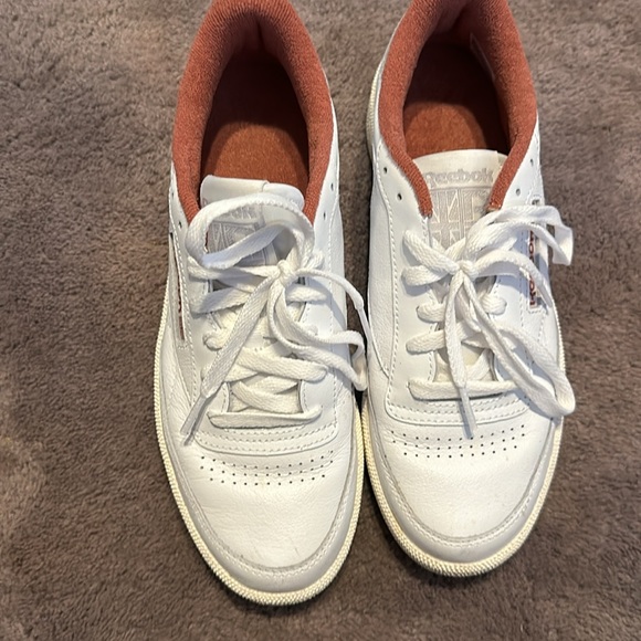 Woman’s Reebok Tennis Shoes Barely Warn-The Athelet’s Shoe! - Picture 2 of 10